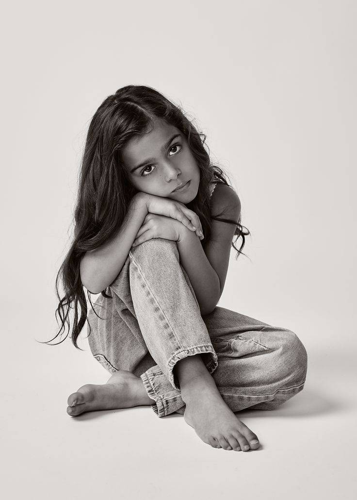 photo fille assise par terre
