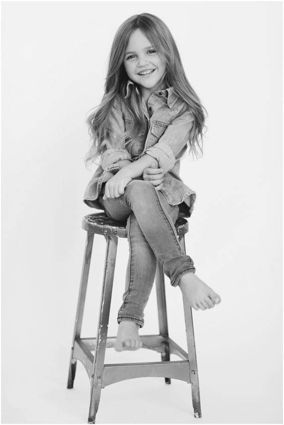 photo fille assise tabouret