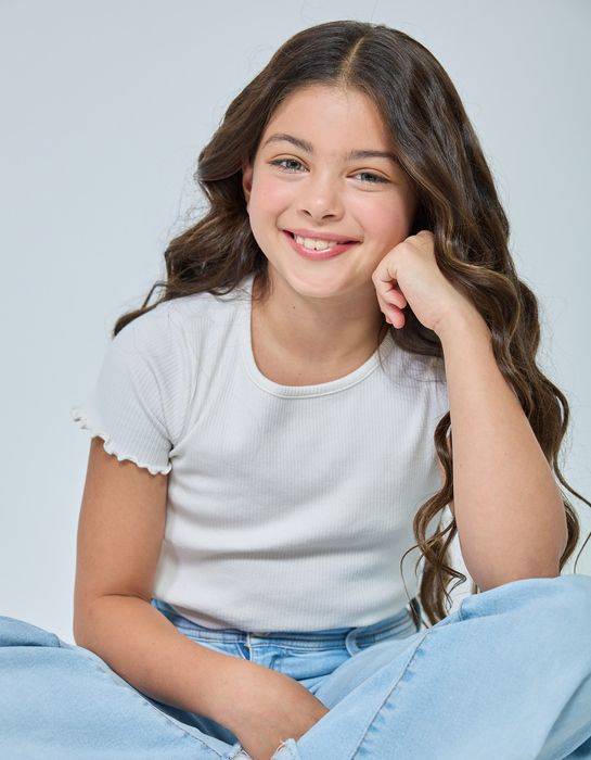 photo fille assise par terre face