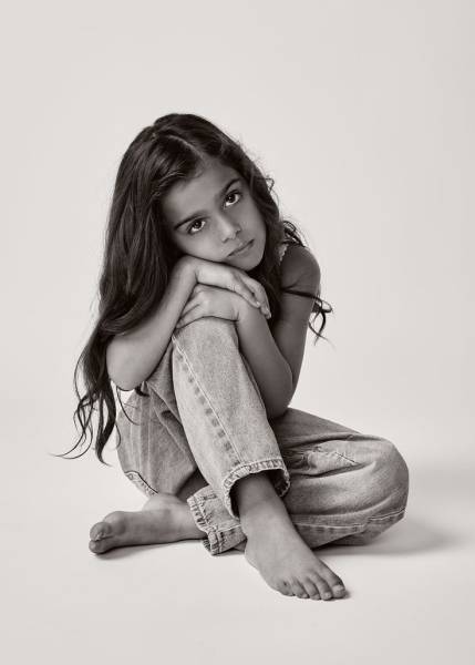 photo fille assise par terre