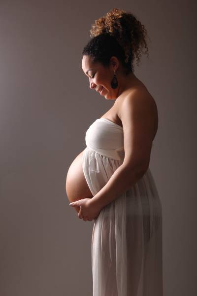 Idée de cadeau pour femme enceinte à Lyon : offrez une séance photo maternité