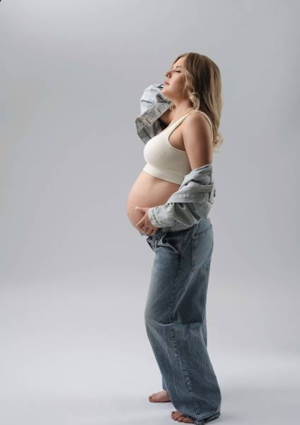 Idée de cadeau pour femme enceinte à Lyon : offrez une séance photo maternité
